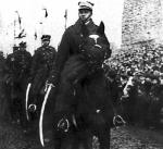 Witold Pilecki na czele przedwojennej defilady kawalerii 