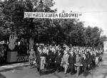 Defilada uczestników zjazdu Związku Legionistów w Krakowie, skąd wyruszył marsz szlakiem kadrówki. 1935 r.