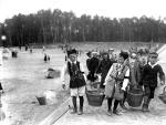 Dzieci uczestniczące w budowie kopca Piłsudskiego w Krakowie. 1935 r.