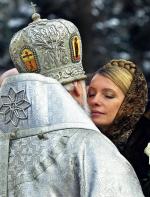 Julia Tymoszenko w cerkwi zawsze głowę przykrywa chustą (fot: Sergei Grits)