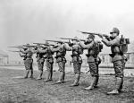 Gwardia cesarska Mandżukuo podczas ćwiczeń strzeleckich, lata 40.
