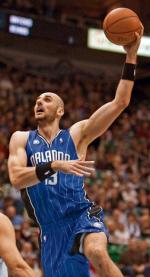 Marcin Gortat ma 25 lat, w NBA gra od trzech sezonów.  W tym roku zarobi  5,854 mln dol.