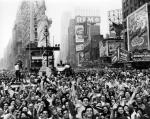 Amerykanie radują się  z kapitulacji Japonii na Time Square w Nowym Jorku, 14 sierpnia 1945 r. 