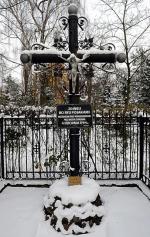 Krzyż – pomniczek ku czci poległych na Pradze. Stoi u zbiegu Jagiellońskiej z al. Solidarności 