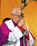 Przewodniczący episkopatu abp Józef Michalik jest teraz  najważniejszą postacią w polskim Kościele. Na zdjęciu podczas uroczystości Bożego Ciała w 2009 r. 