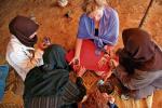 Ekoturysta lepiej pozna prawdziwe życie i kulturę mieszkańców odwiedzanych krajów.  Na zdjęciu spotkanie europejskiej turystki z Beduinkami w Jordanii  