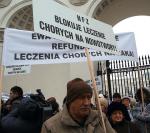 Pracownicy szpitala w Wieliszewie na demonstrację wzięli ze sobą transparenty. – Chorzy nie chcą umierać w kolejce do leczenia – skandowali  