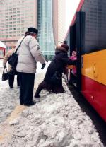 Przystanek przy ul. Grzybowskiej: wejście do autobusu wymaga niezłej sprawności fizycznej
