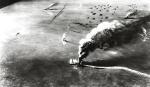 Japońskie lotniskowce płoną po amerykańskim nalocie, 4 czerwca 1942 r.