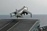 Start samolotu Sea Harrier z brytyjskiego lotniskowca „Invisible”