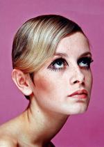 Domalowane rzęsy na anielskiej buzi Twiggy, najsłynniejszej modelki lat 60., naśladowali hipisi
