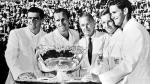 Drużyna Australii  z Pucharem Davisa. Od lewej: Bob Mark, Neale Fraser, kapitan reprezentacji Harry Hopman, Rod Laver i Roy Emerson, tuż po finałowym zwycięstwie 5:0 z Włochami  21 grudnia  1961 r. w Sydney