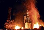 Mężczyźni muszą obronić świątynię przed spaleniem, by szczęście nie opuszczało mieszkańców wsi