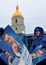 Niebieski  to kolor lidera Partii Regionów  Wiktora Janukowycza  (na zdjęciu: przed kijowskim soborem Świętej Zofii)