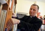 Ks. Marek Solarczyk szuka dla licealistów  z „Władka” ciekawych publikacji, nie tylko związanych z religią  