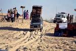 Kiedyś samochód wiozący materace utknął na pustyni i uczestnicy festiwalu spali na piachu