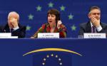 Komisarz UE Catherine Ashton (na zdjęciu pomiędzy szefem dyplomacji hiszpańskiej Miguelem Moratinosem i komisarzem UE  ds. pomocy humanitarnej Karelem De Gucht) jest ostro krytykowana przez eurodeputowanych