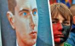 Stepan Bandera jest bohaterem dla wielu młodych Ukraińców. Na zdjęciu: manifestant z twarzą pomalowaną w barwach Ukraińskiej Powstańczej Armii podczas manifestacji w październiku 2009 roku w 67. rocznicę powstania UPA