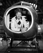 Amelia Earhart w kadłubie budowanego dla niej samolotu Lockheed Electra, 1936 rok