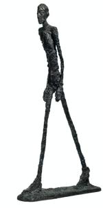 Alberto Giacometti  wyrzeźbił „Idącego człowieka”  w 1960 r., odlewy powstały rok później