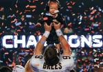 MVP finału, quarterback Drew Brees, wygraną świętował z synem (ap/eric gay)