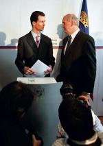 W 2009 r. książę regent Liechtensteinu Alojzy omawiał skandal fiskalny z ówczesnym premierem Otmarem Haslerem (fot: Sebastian Derungs)