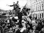  Wrzesień 1939, miasto na Kresach (prawdopodobnie Lwow). Żolnierze rozdają pierwsze sowieckie gazety