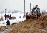 Śnieg tylko trochę przeszkadza w budowie hal