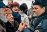 Grodzieńscy Polacy zebrali się przed budynkiem komisariatu, by modlić się za aresztowanych działaczy ZPB
