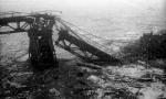 Straszny widok – konstrukcja wzniesiona przez człowieka zostaje zmieciona przez zwały lodu, przed którymi nie ma ratunku. Właśnie ginie most kolejowy przy Cytadeli  – 20 marca 1947 roku