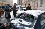 Spadający śnieg uszkodził przy  ul. Wiejskiej samochody