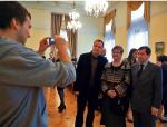 Zwiedzający mogli sobie zrobić także pamiątkowe  zdjęcie z ambasadorem Rosji  Władimirem  Grininem (pierwszy z prawej) na tle głównej sali balowej