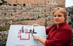 Dr Eilat Mazar prezentuje plan odkrytych murów obronnych starożytnej Jerozolimy tuż za obwarowaniami dzisiejszego Starego Miasta 