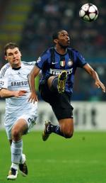 Samuel Eto’o,  (z prawej)  na San Siro  był zupełnie niewidoczny. Jego Inter wygrał jednak  z liderem Premiership