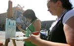 Plenerowa akcja na placu Konstytucji w Warszawie. Przechodnie uczą się malować pod okiem studentów warszawskiej ASP