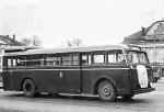 Rok 1937. Autobus firmy Henschel zaopatrzony w gazogenerator podczas testowej jazdy po niemieckiej ulicy. Uwaga – z boku wymalowany jest już herb Warszawy   