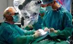 Trwałe uszkodzenia słuchu można zniwelować operacyjnie. Na zdjęciu wszczepienie implantu ślimakowego w Międzynarodowym Centrum Słuchu w Kajetanach koło Warszawy,  z lewej prof. Henryk Skarżyński