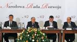 Minister Finansów  Jacek Rostowski (pierwszy  od prawej) przekonywał prezydenta Lecha Kaczyńskiego  i jego ministrów do planu premiera Donalda Tuska  