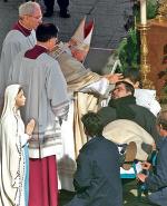 W aktach sprawy Jana Pawła II jest odnotowanych 251 cudów uzdrowienia.  Na zdjęciu  papież  błogosławi  chorego  w Watykanie, 2000 r. 