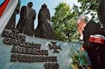 Przed pomnikami ku czci zamordowanych w Katyniu, Charkowie i Miednoje oraz w innych miejscach na terenie ZSRR, gdzie zginął kwiat inteligencji polskiej, nie gasną znicze.  Na zdjęciu – pomnik w Katowicach 