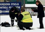 Policjant Andrzej Struj został zabity na przystanku tramwajowym przy Forcie Wola. Policjanci, którzy  prowadzili dochodzenie w sprawie zbrodni, w śniegu znaleźli  narzędzie  zabójstwa – nóż