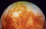 Europa, jeden z księżyców Jowisza, pokryta  jest lodem poprzecinanym szczelinami.  Na tym globie może istnieć życie. Podobnie wyglądała Ziemia  ok. 716 mln  lat temu