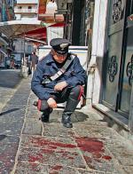 Włoski policjant ogląda miejsce zbrodni