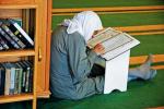 W zaciszu meczetu mężczyźni studiują Koran