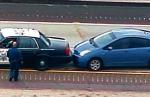 Wypadek z Toyotą Prius (z prawej) na autostradzie pod San Diego może przyhamować marcowy wzrost sprzedaży aut w USA