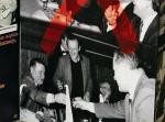 Na jednym ze zdjęć pokazanych na wystawie  Lech Wałęsa, Adam Michnik i Czesław Kiszczak raczą się alkoholem
