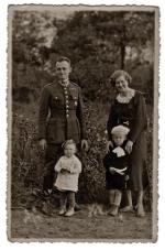 Andrzej Pilecki jest synem słynnego rotmistrza Witolda Pileckiego „Witolda”. Na zdjęciu – mały Andrzej z ojcem w mundurze rotmistrza, mamą i siostrą Zofią 