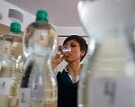 Marta Pakiela,  jedyna kobieta wśród finalistów, sprawdza na własnym podniebieniu jakość próbek wody