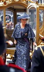Holenderska królowa Beatrix z rodziną otrzymuje od rządu     40 milionów euro rocznie. Ale sumiennie się z nich rozlicza