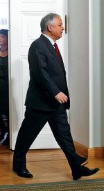 Lech Kaczyński Czerwony krawat jest najlepszy. Tworzy iluzję pewności siebie